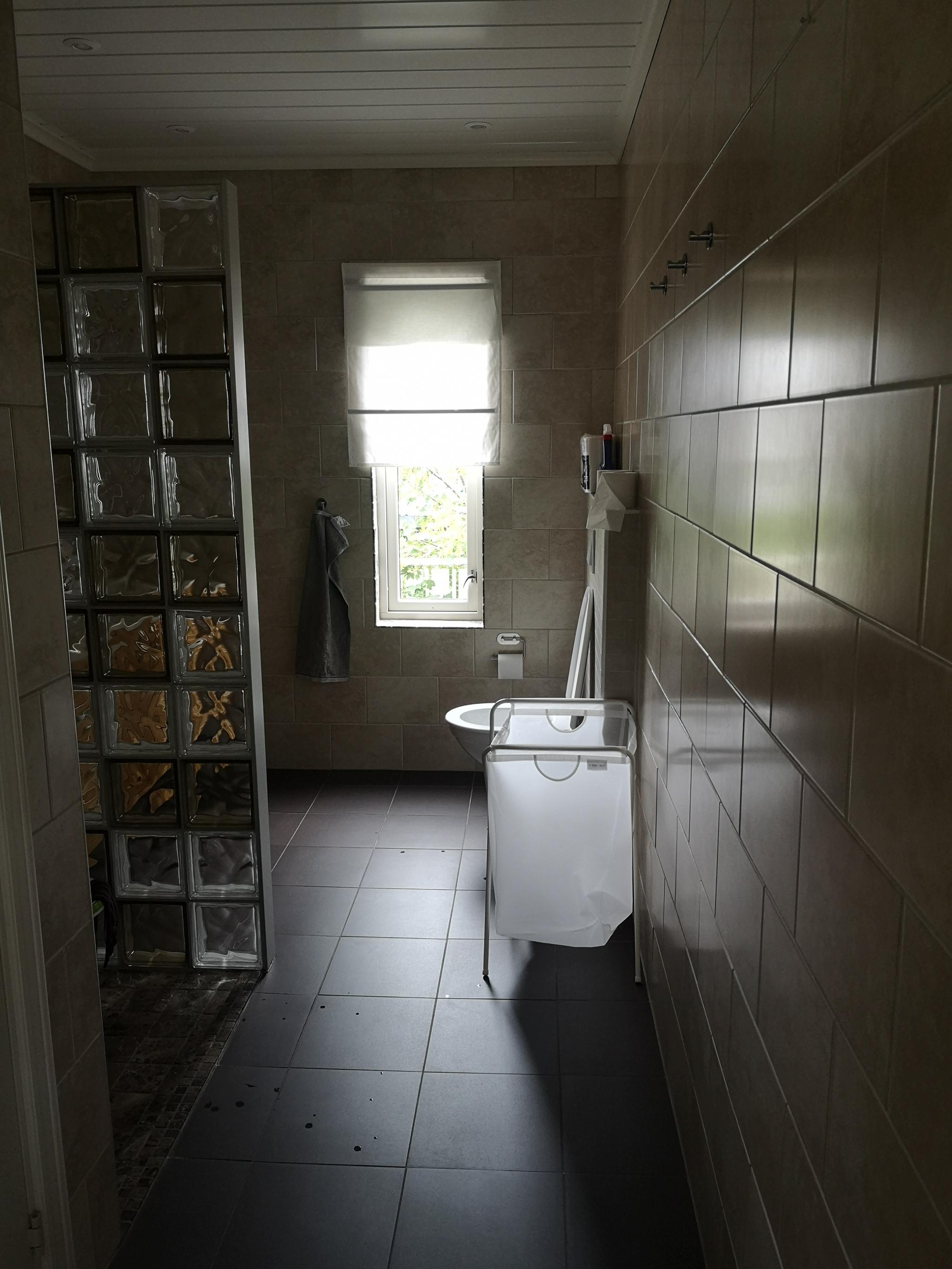 Bad og WC, nedgang til kjeller med vaskemaskin.